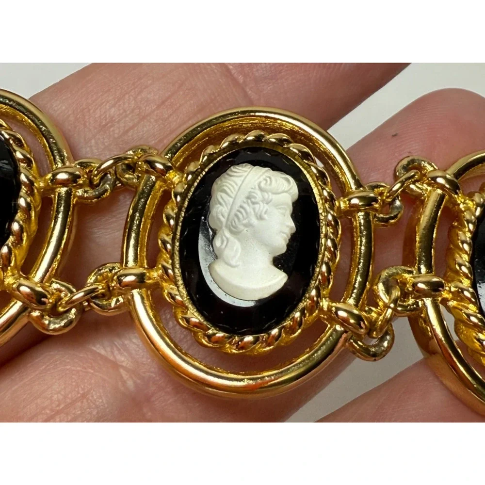 Vintage 7.5" Burberrys Burberry Black & White Gold Tone Cameo Link Bracelet - Picture 4 of 8